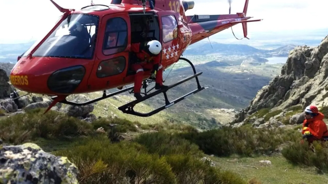 Rescatada al sufrir un accidente mientras escalaba en Valdepeñas de la Sierra (Guadalajara), rescate, helicóptero, búsqueda, montaña, paraje
