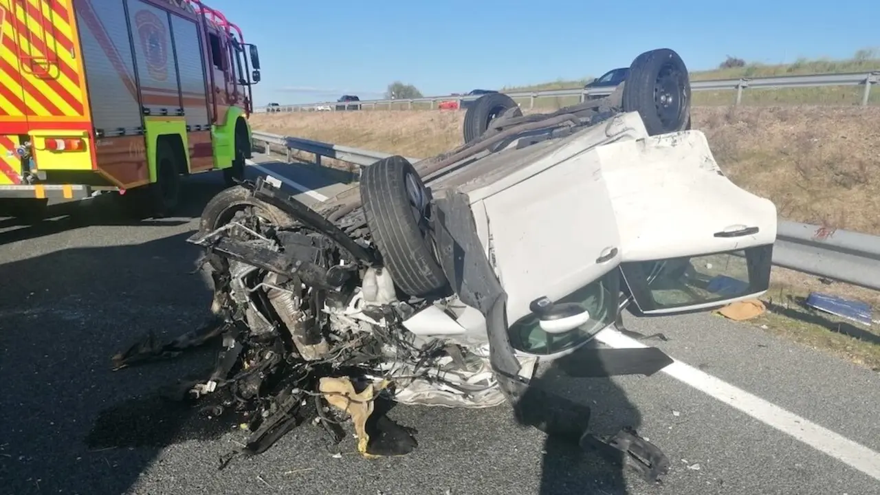 Cinco heridos tras chocar dos coches en la A-5 en La Torre de Esteban Hambrán (Toledo), accidente de tráfico, choque, colisión, salida de vía, salirse de la vía