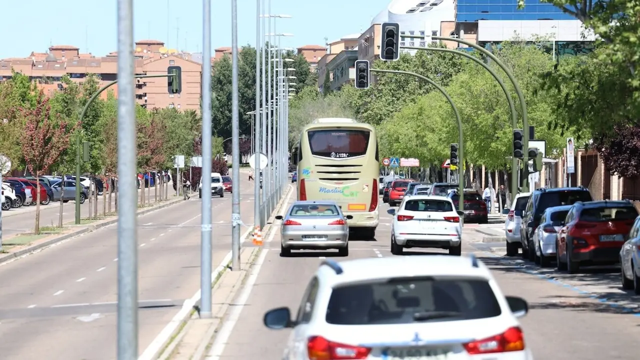 Semáforos apagados en una avenida de Toledo, este lunes. El suministro eléctrico se ha interrumpido en toda la España peninsular en torno a las 12:30 horas del mediodía por causas aún desconocidas - EFE/Ismael Herrero