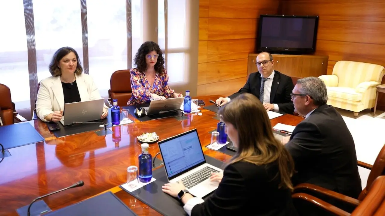 En la imagen un instante de la reunión de la Mesa de las Cortes de Castilla-La Mancha celebrada a primera hora de este lunes en el Parlamento regional