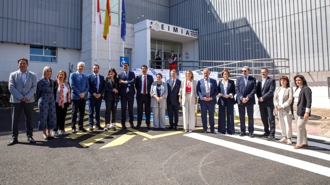 El presidente autonómico, Emiliano García-Page, ha inaugurado la rehabilitación energética del Edificio Störr, sede de la Escuela de Ingeniería Minera e Industrial de Almadén (EIMIA)