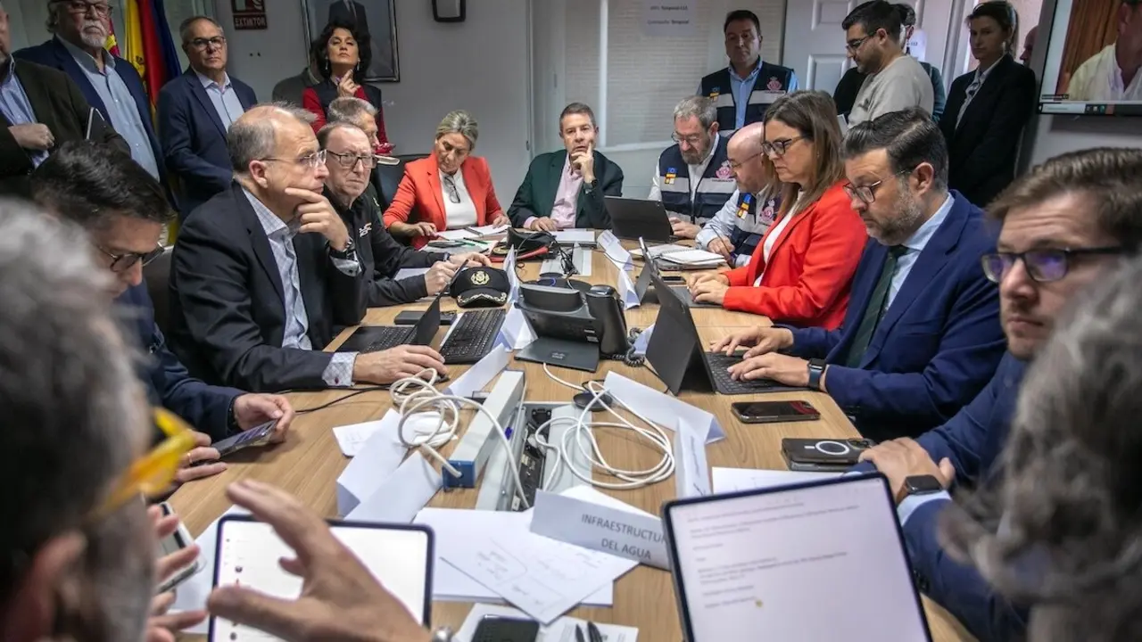 El presidente de Castilla-La Mancha, Emiliano García-Page, preside la reunión de la dirección del CECOP en el marco de la activación del PLATECAM en las instalaciones del 112 de Castilla-La Mancha