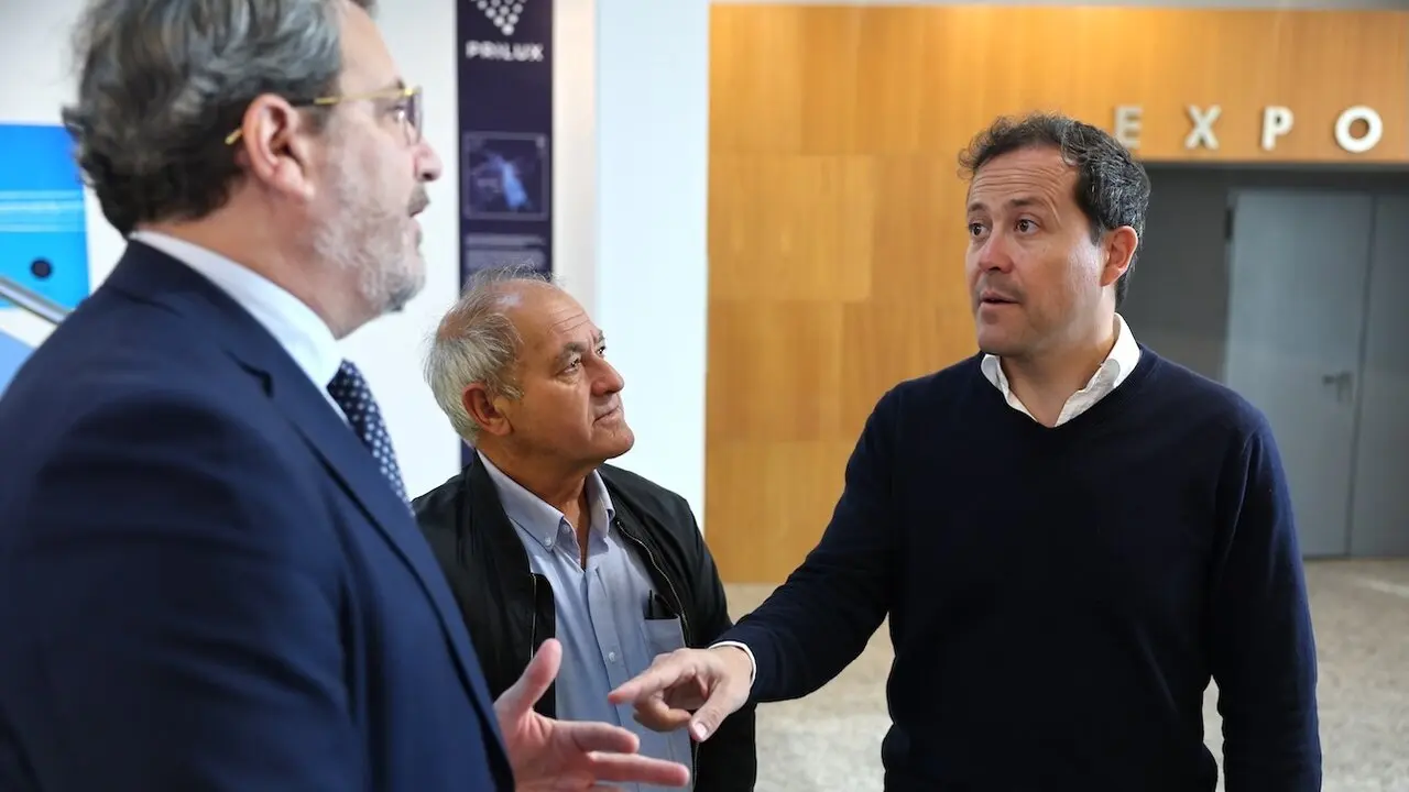 Manuel Madruga (i), secretario general Fedeto después de la reunión con el alcalde de Toledo, Carlos Velázquez (d), que visita diferentes empresas del polígono para conocer las consecuencias del apagón - EFE/Ismael Herrero