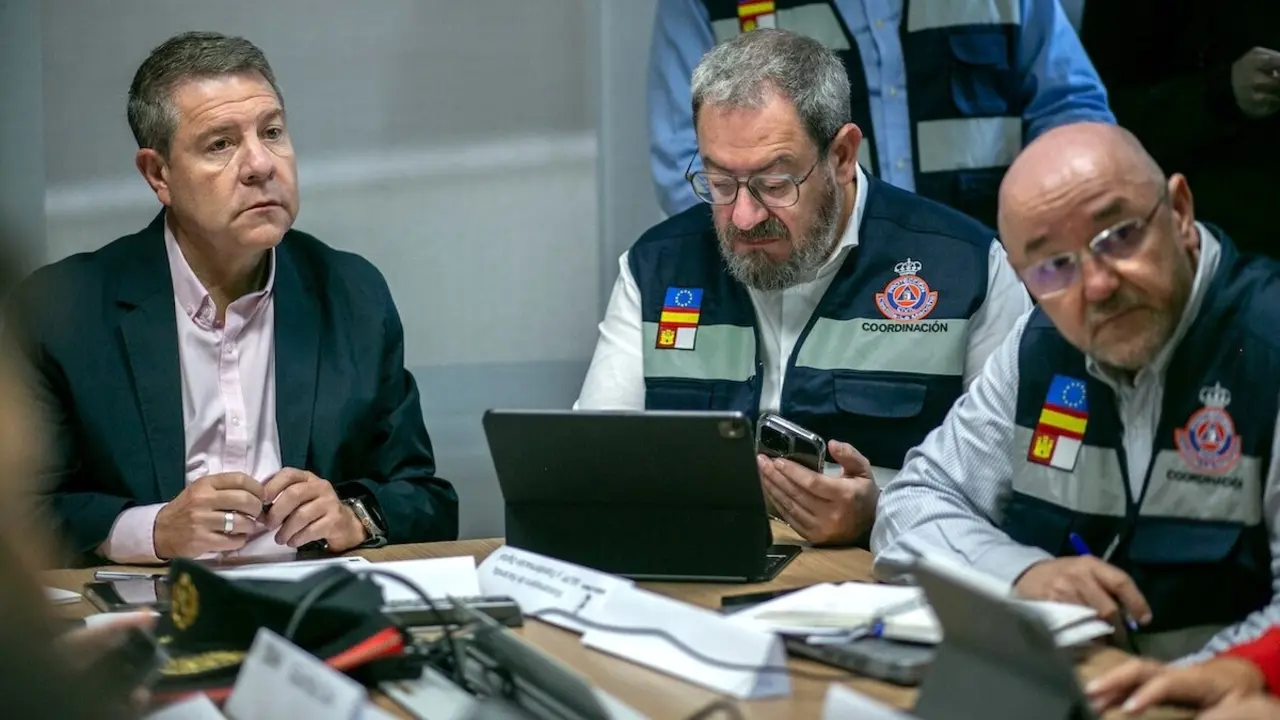 El presidente de Castilla-La Mancha, Emiliano García-Page, preside la reunión de la dirección del CECOP en el marco de la activación del PLATECAM en las instalaciones del 112 de Castilla-La Mancha
