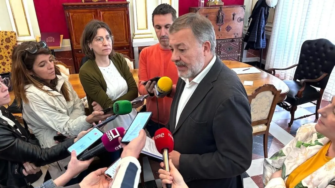 El alcalde de Cuenca, Darío Dolz, atendiendo a los medios de comunicación este martes para informar de las actuaciones tras el apagón
