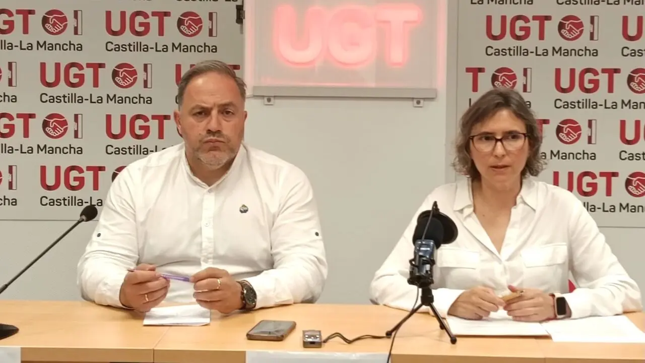 La secretaria de Organización y Políticas Sindicales de UGT Castilla-La Mancha, Silvia López, y el secretario general de CCOO Toledo, Federico Pérez