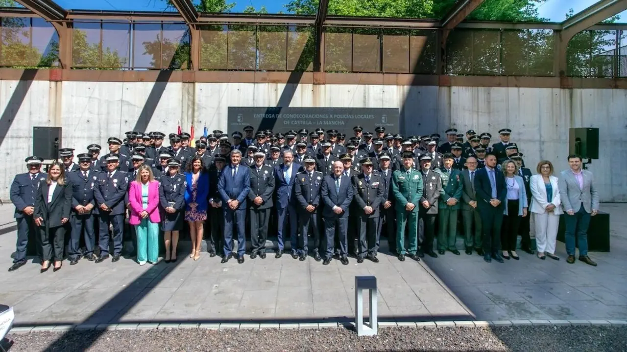 El viceconsejero de Administración Local y Coordinación Administrativa, Eusebio Robles, ha presidido el acto de entrega de medallas al mérito y la permanencia entre los agentes de la Policía Local