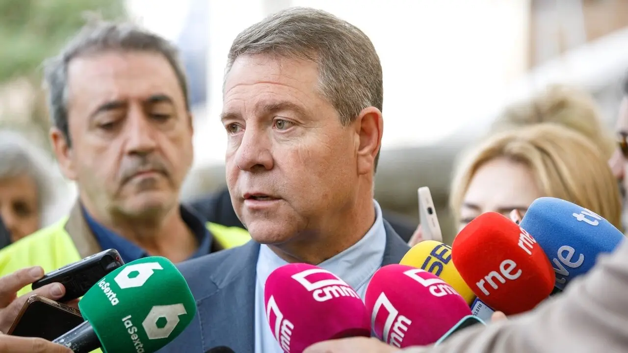 El presidente de Castilla-La Mancha, Emiliano García-Page, atendiendo a los medios de comunicación este miércoles en Cuenca