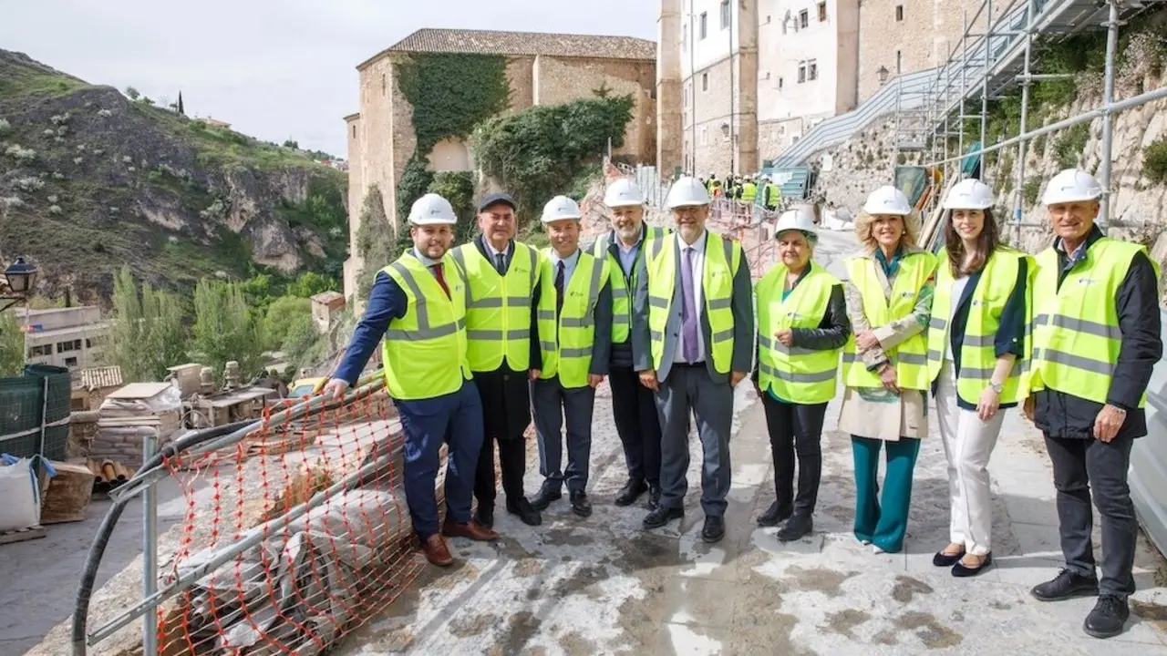 El presidente de Castilla-La Mancha, Emiliano García-Page, visita en la ciudad de Cuenca, en la bajada de San Martín, el proyecto de movilidad sostenible mediante conexión accesible al casco urbano histórico de Cuenca