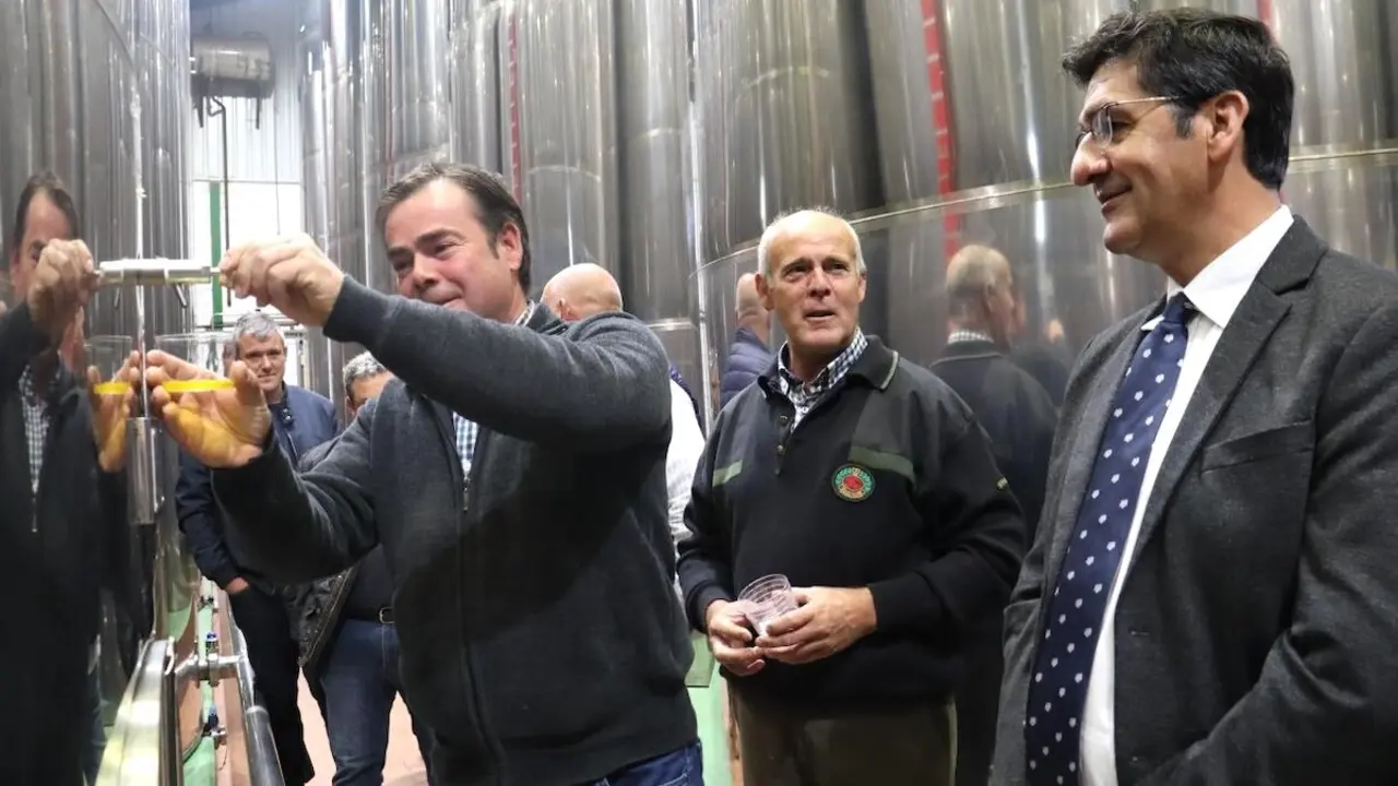 El vicepresidente segundo de Castilla-La Mancha, José Manuel Caballero, ha visitado la cooperativa 'San Isidro' de Villanueva de la Fuente (Ciudad Real)