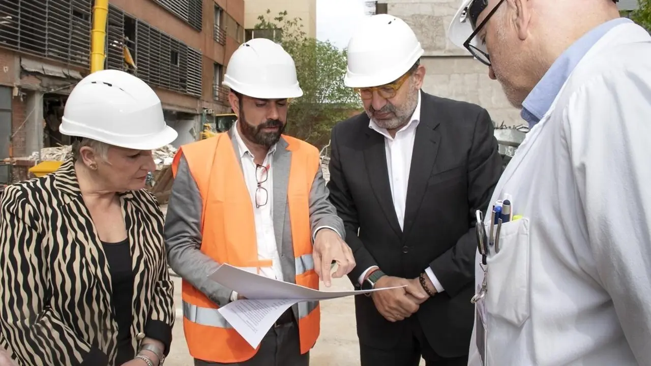 El consejero de Sanidad de Castilla-La Mancha, Jesús Fernández Sanz, ha visitado las obras para la conexión de la parte antigua y el edificio nuevo del Hospital Universitario de Guadalajara
