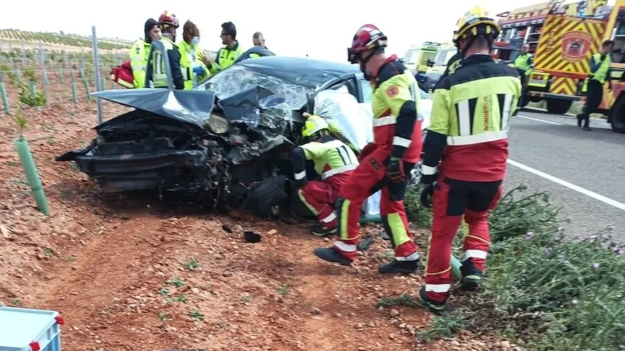 Un muerto y un herido grave tras una colisión de dos turismos en El Toboso (Toledo), accidente de tráfico, choque, salida de vía, salirse de la vía