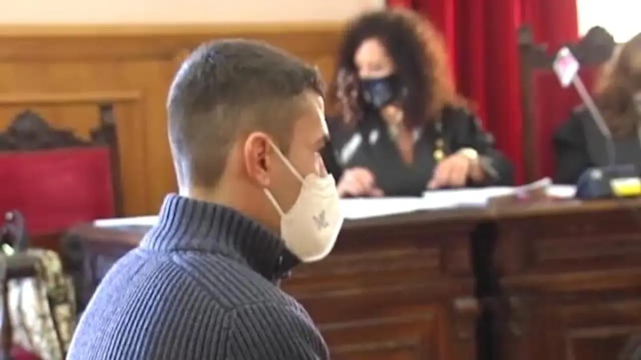 En la imagen de archivo el acusado de intentar matar a un médico en Camarena (Toledo) durante el juicio en la Audiencia Provincial de Toledo