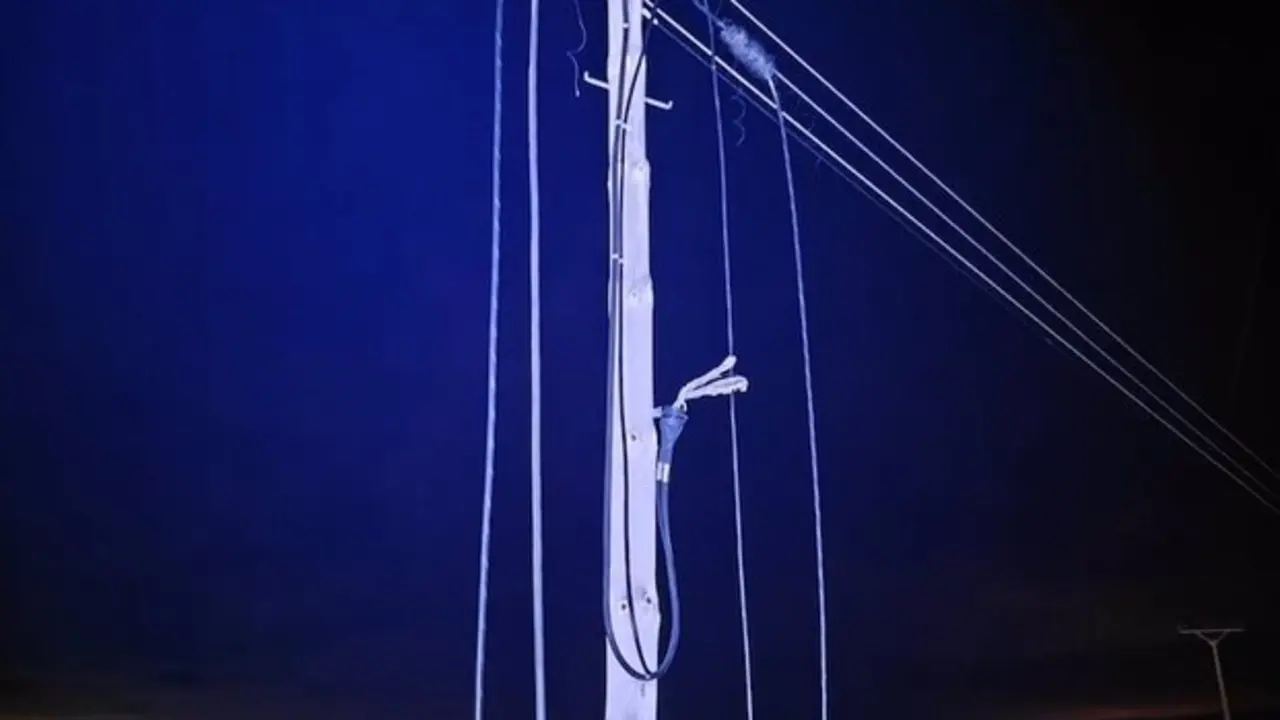 Dos detenidos tras ser pillados cuando sustraían cable del tendido telefónico