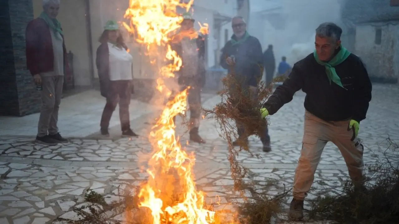 Las luminarias de Fontanarejo, una tradición mágica que Ilumina la última noche de abril - EFE/Jesús Monroy
