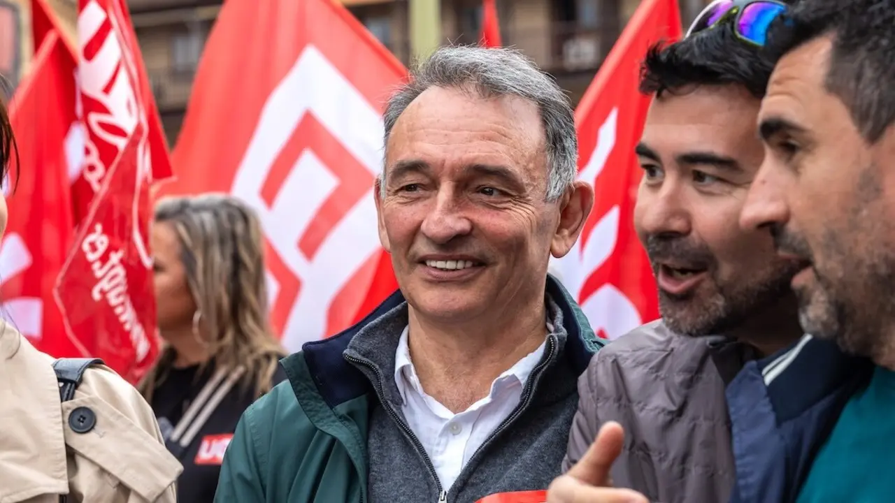 El secretario general del PCE y diputado de IU en el grupo Sumar del Congreso de los Diputados, Enrique Santiago, participa en la manifestación del Primero de Mayo en Toledo - EFE/Ángeles Visdómine