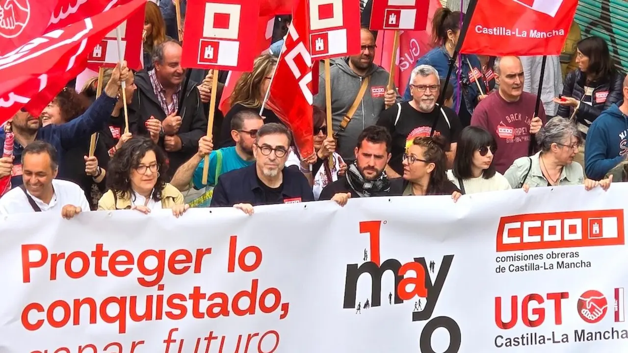 Los secretarios generales de CCOO y UGT en Castilla-La Mancha, Paco de la Rosa y Lola Alcónez, respectivamente, han participado en la manifestación del 1 de mayo en la ciudad de Guadalajara - EFE/Beatriz Retuerta