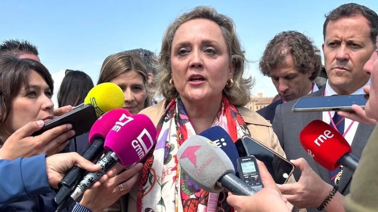 La portavoz de la Diputación de Toledo, Soledad de Frutos, atendiendo a lo medios de comunicación en la Romería del Valle de la capital regional