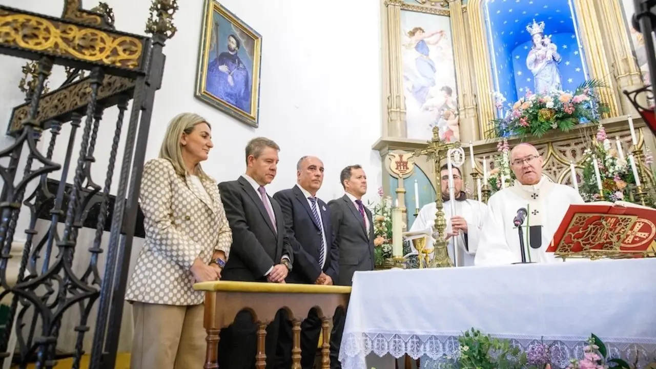 La mejora del tiempo permite que brille la romería de la Virgen del Valle de Toledo. En la imagen un instante de la misa en la ermita que ha oficiado el arzobispo