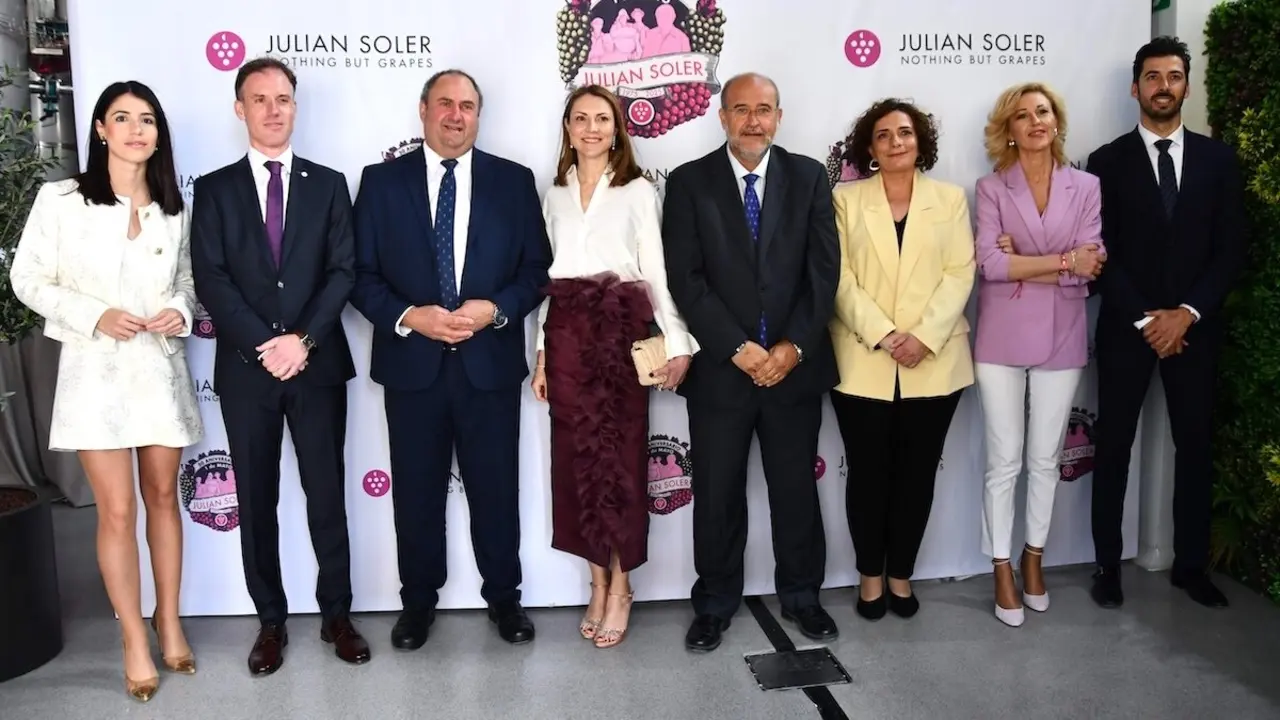 El vicepresidente primero, José Luis Martínez Guijarro, y el consejero de Agricultura, Ganadería y Desarrollo Rural, Julián Martínez Lizán, han asistido al 50 aniversario de la empresa agroalimentaria ‘Julián Soler’ en Villanueva de la Jara (Cuenca)