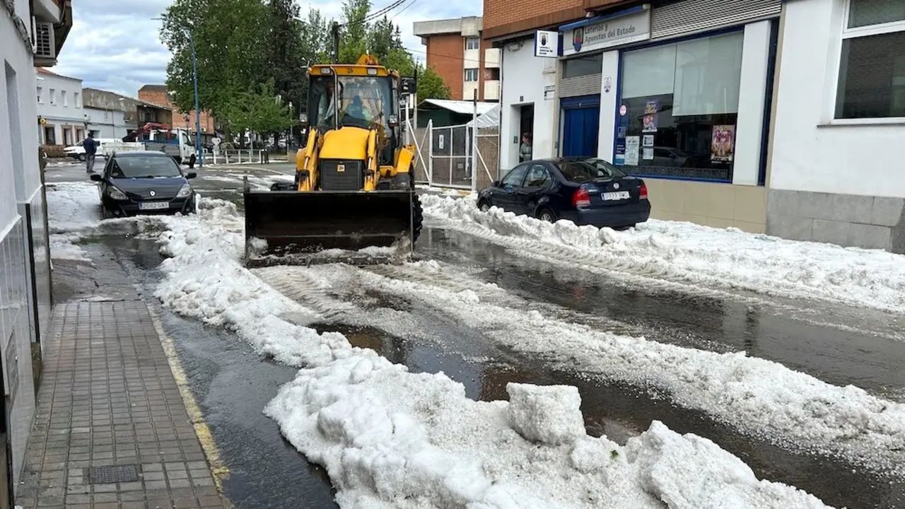 Una potente tormenta de granizo ha cubierto de blanco en solo unos minutos las calles de Piedrabuena, en la provincia de Ciudad Real - EFE/Beldad