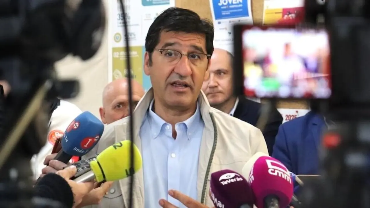 El vicepresidente segundo del Gobierno de Castilla-La Mancha, José Manuel Caballero, atendiendo a los medios de comunicación este viernes en Puertollano (Ciudad Real)