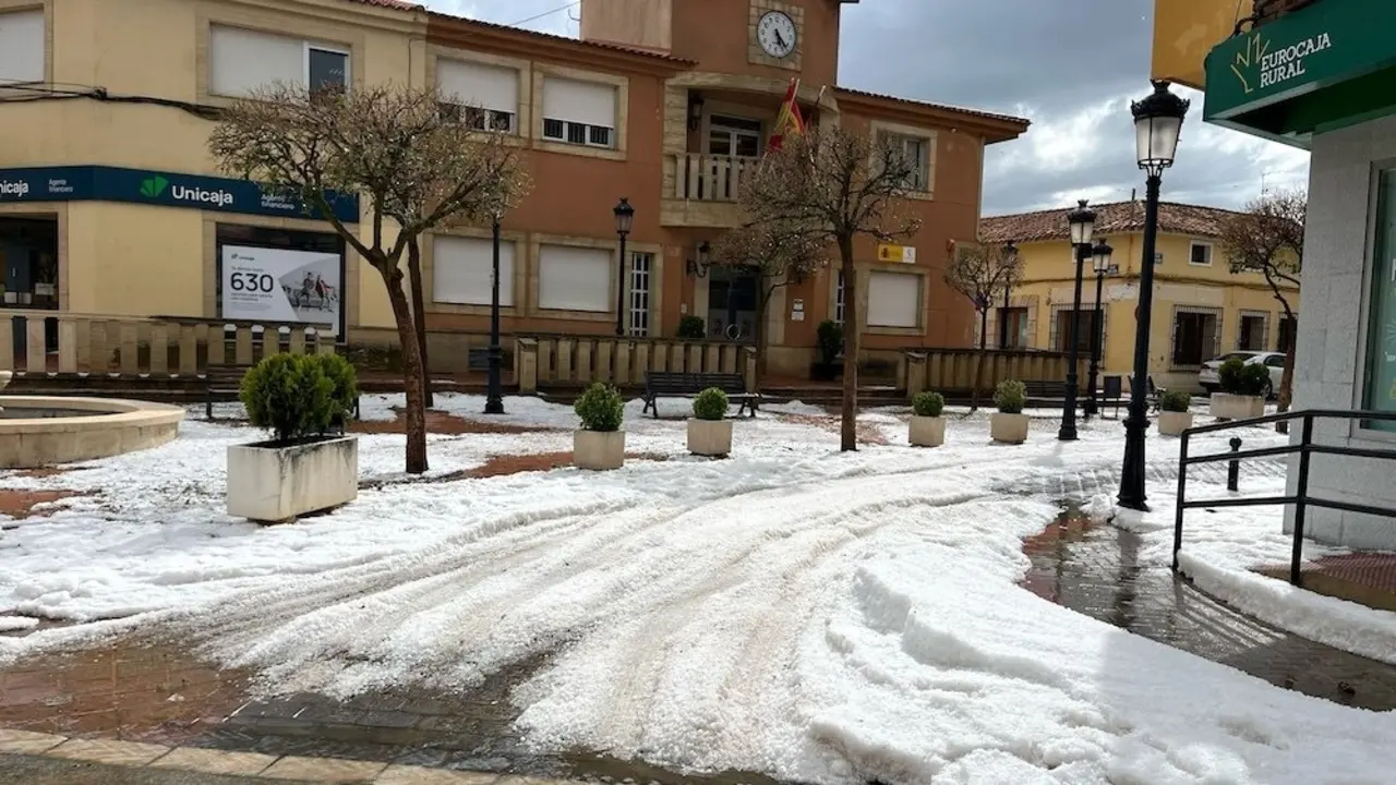 Una granizada de diez minutos cubre de blanco el pueblo albaceteño de Pozo Cañada - EFE/Francisco García Alcaraz
