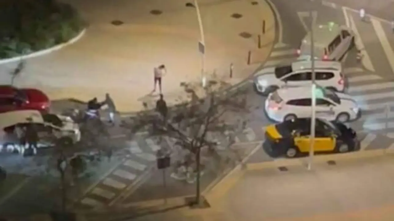 VIDEO. Un taxista lleva a unos clientes a otra ciudad y los taxistas de allí le dan una paliza
