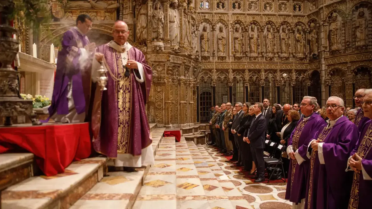 El arzobispo Francisco Cerro Chaves durante la misa funeral en memoria del papa Francisco en la Catedral Primada de Toledo
