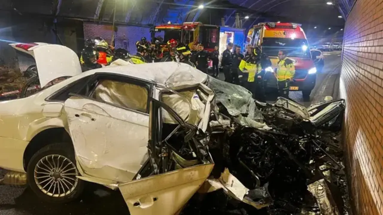 Mere un joven de 32 años tras perder el control de su coche dentro de un túnel