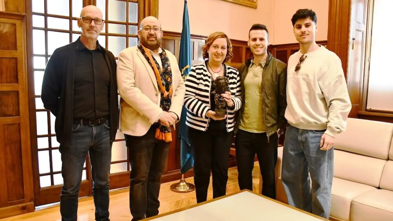La presidenta de la Diputación de Toledo, Concepción Cedillo, acompañada por el diputado de Cultura, Tomás Arribas, ha recibido a los hermanos Carlos y Roberto Valle