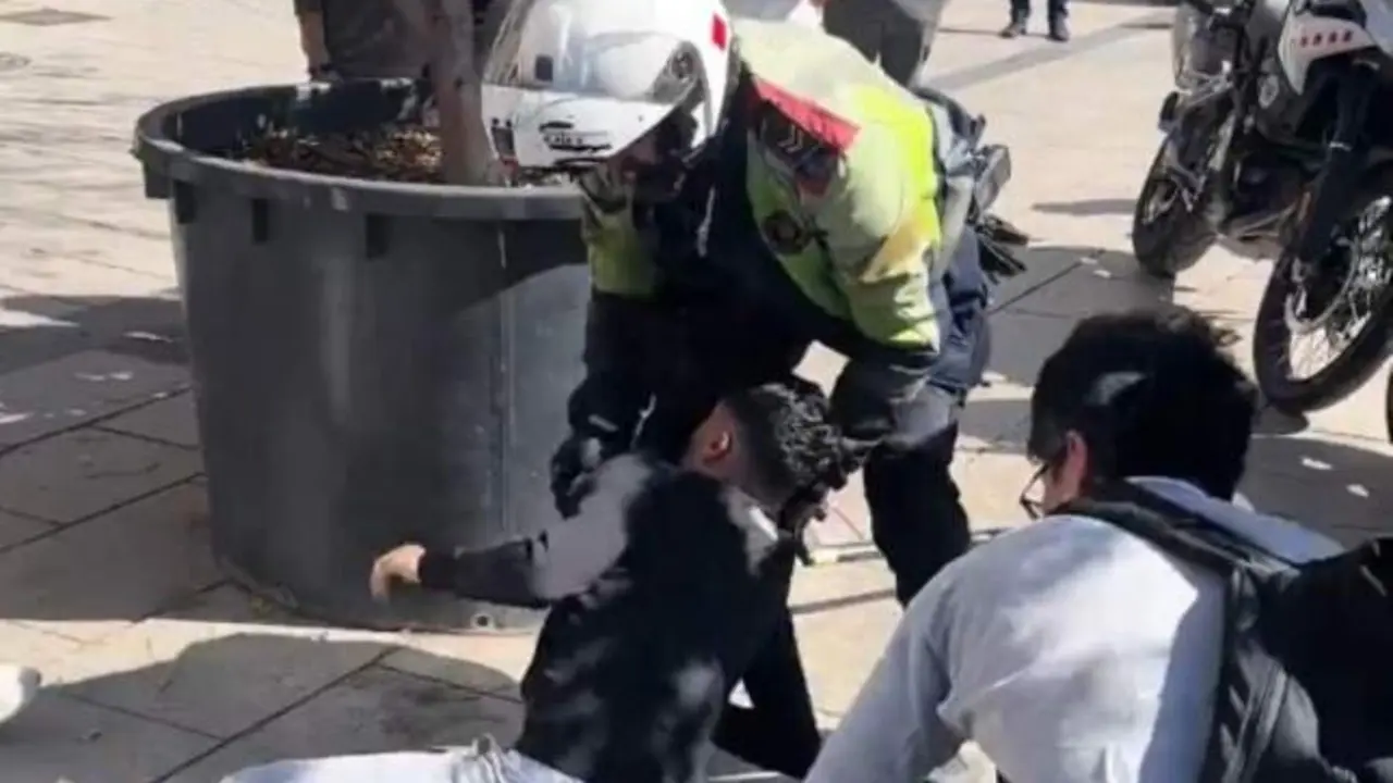 VIDEO. Intenta robar a un fotógrafo y le sale mal: lo deja KO y lo entrega a la policía