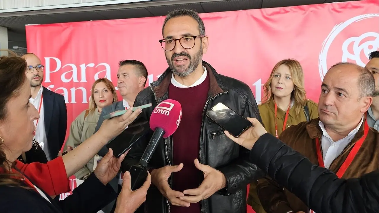 El secretario de Organización y diputado nacional del PSOE, Sergio Gutiérrez, atendiendo a los medios de comunicación este sábado en Albacete