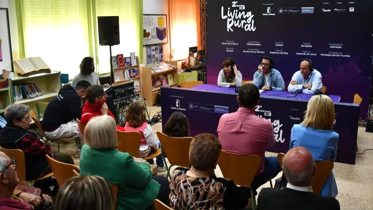 El vicepresidente primero del Gobierno de Castilla-La Mancha, José Luis Martínez Guijarro, ha participado en el festival ‘Living Rural’ en Cañete (Cuenca)