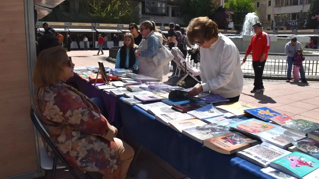 La Feria del Libro Cuenca Lee 2025 impulsa la promoción de los autores locales