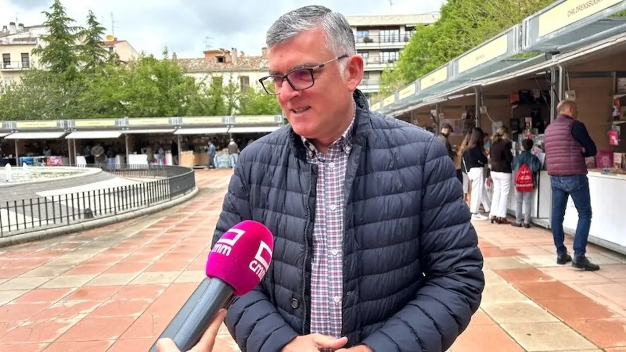 El presidente del grupo socialista en las Cortes de Castilla-La Mancha, Ángel Tomás Godoy, atendiendo a los medios este domingo en Cuenca