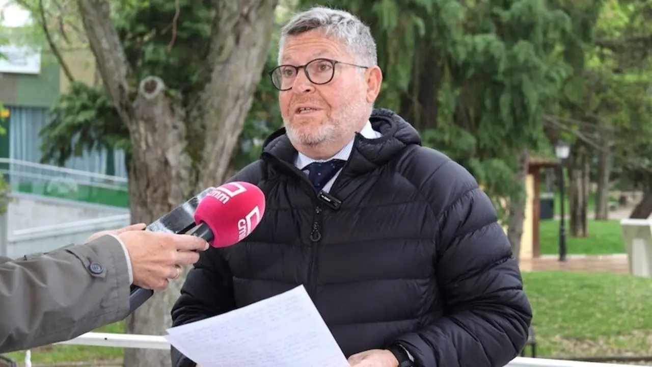 El diputado regional del PP en las Cortes de Castilla-La Mancha, Nacho Redondo, atendiendo a los medios este domingo en Guadalajara