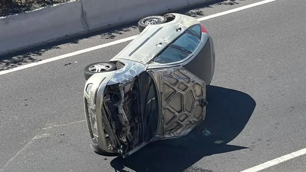 Imagen de archivo de un accidente de tráfico con un turismo implicado tras volcar, vehículo volcado, salirse de la vía, salida de vía,