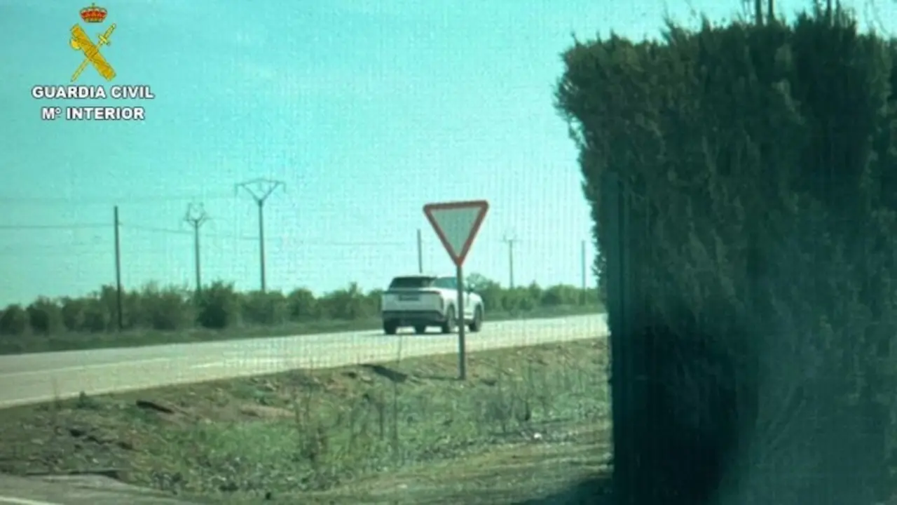 Investigan a un conductor por conducir a 190 km/hora en una vía limitada a 90