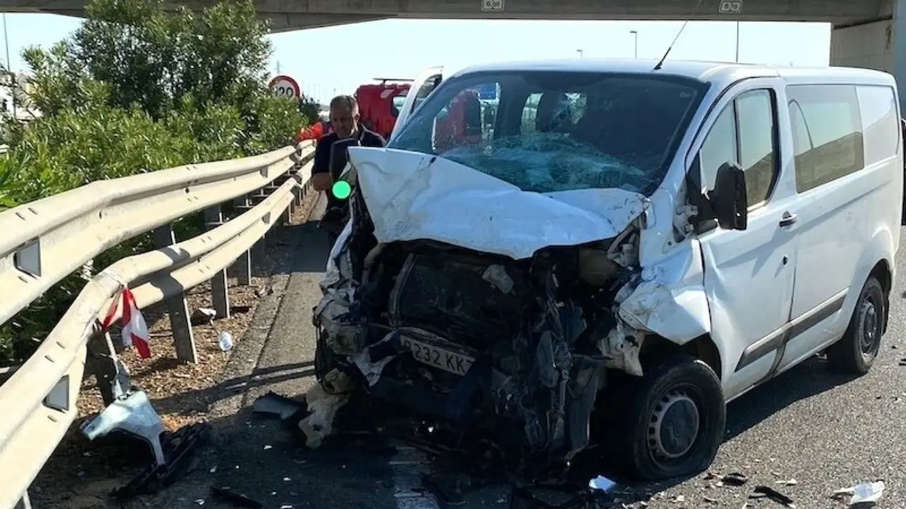 Imagen de archivo de un accidente de tráfico con una furgoneta implicada