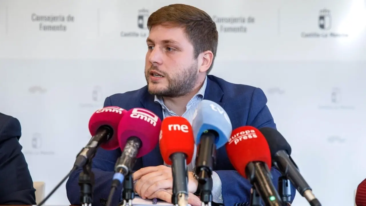 El consejero de Fomento de Castilla-La Mancha, Nacho Hernando, en rueda de prensa en la sede de la Consejería en Toledo