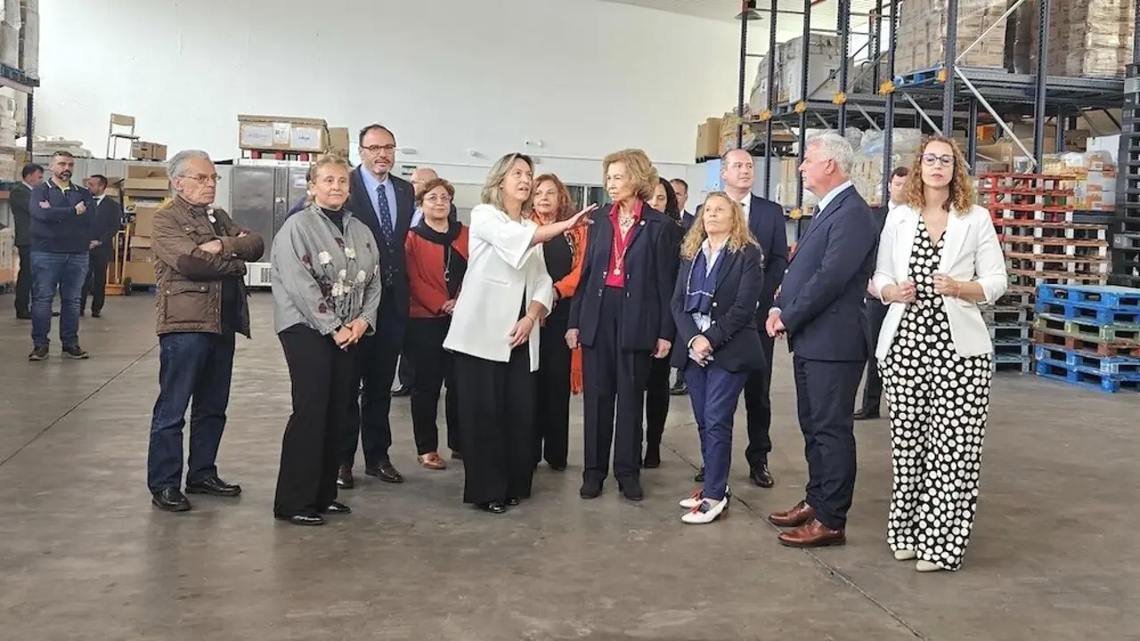La reina Sofía visita y muestra su apoyo al Banco de Alimentos de Guadalajara