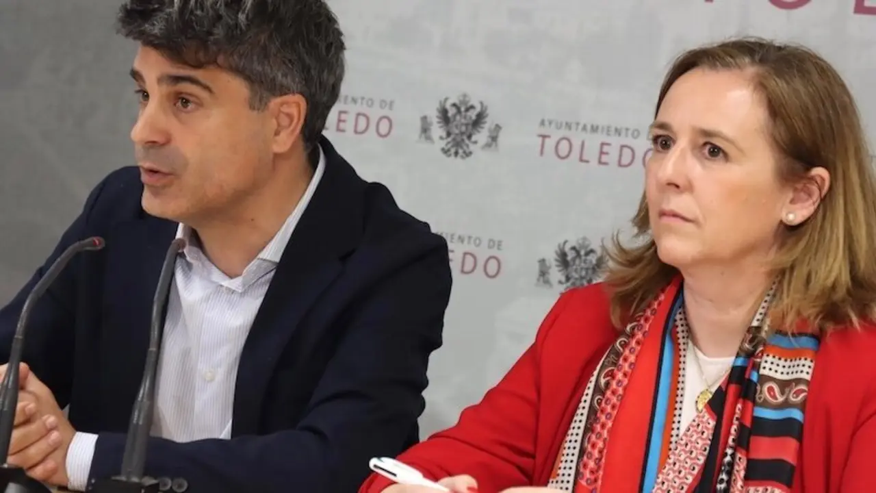 El concejal de Hacienda, Fondos Europeos y Participación Ciudadana de Toledo, Juan José Alcalde, junto a la concejal de Obras y Servicios, Parques y Jardines, Loreto Molina, en rueda de prensa