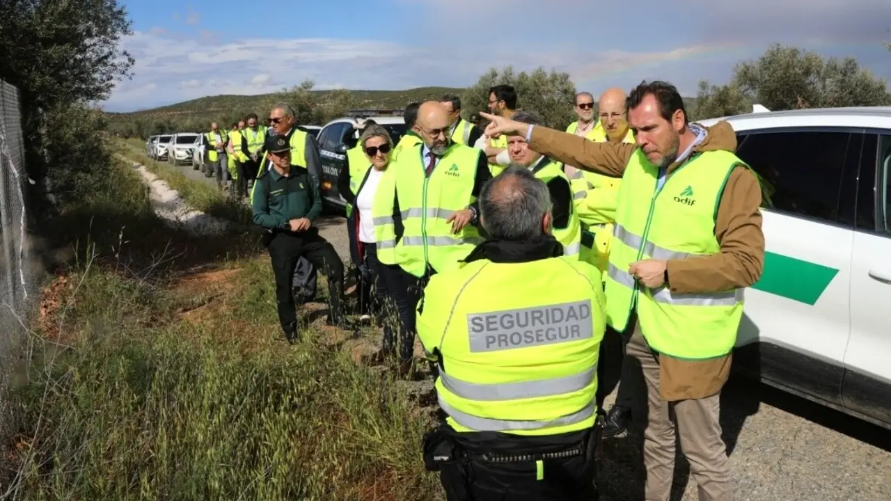 El ministro de Transportes y Movilidad Sostenible, Óscar Puente, visita en Toledo el lugar donde se produjo el robo de cable en la línea de AVE Madrid-Andalucía