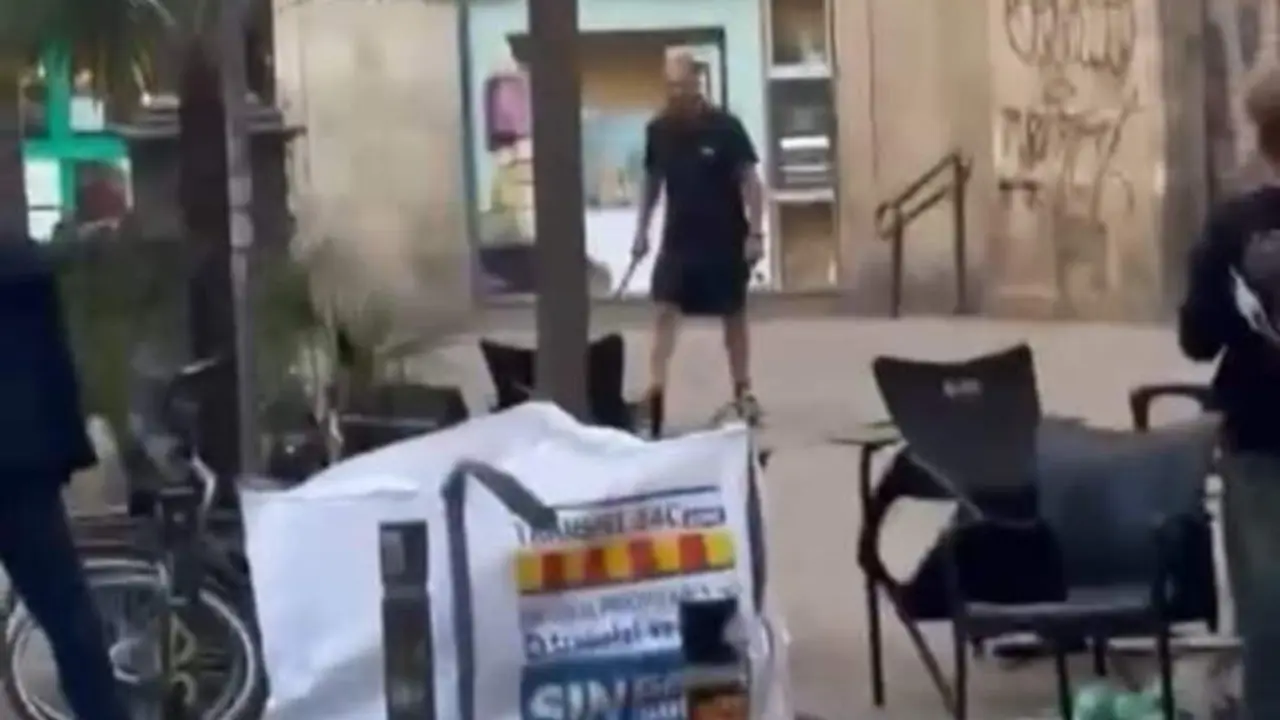 VIDEO. Un hombre siembra el pánico con un machete por una plaza: hay heridos