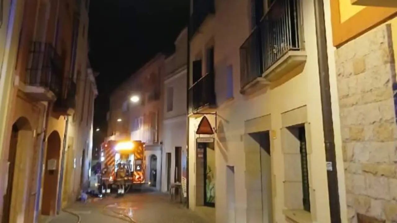 Grave incendio en un bloque: atrapados en balcones para escapar de las llamas