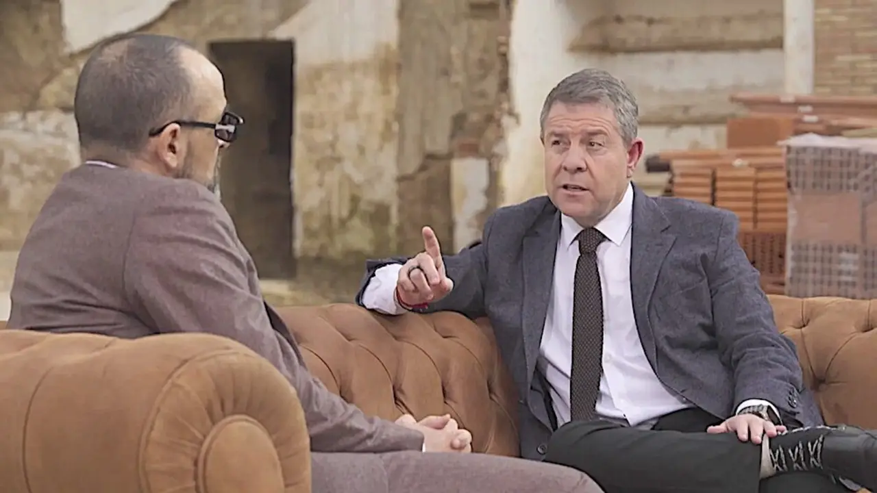 El presidente de Castilla-La Mancha, Emiliano García-Page, en un momento de la entrevista con Risto Mejide en Cuatro, grabada en la localidad de Letur (Albacete)