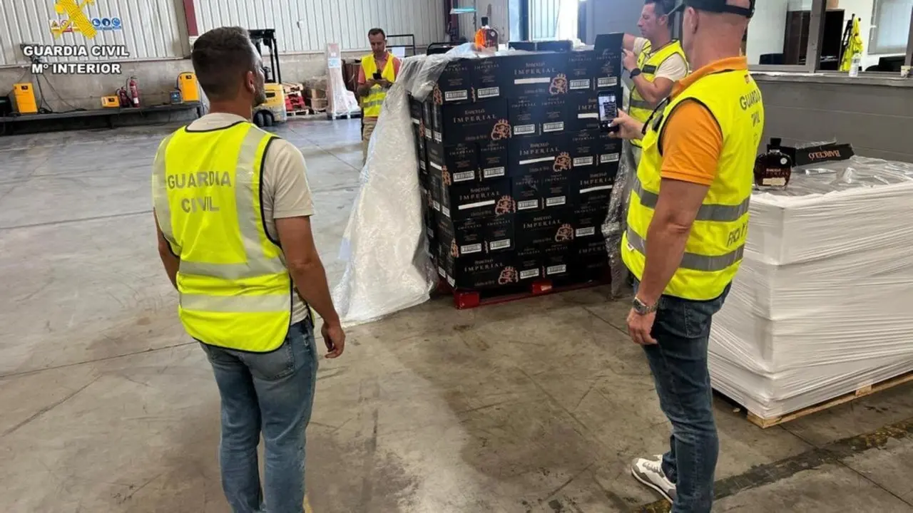 Dos detenidos, 21 investigados y 25.500 botellas de ron 'falsificado' decomisadas
