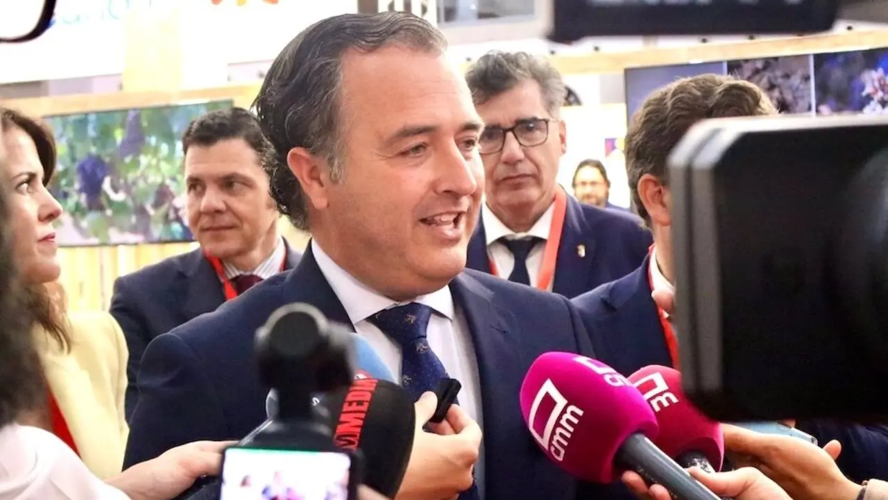 El presidente de Vox en las Cortes de Castilla-La Mancha, David Moreno, atendiendo a los medios de comunicación este martes en Fenavin