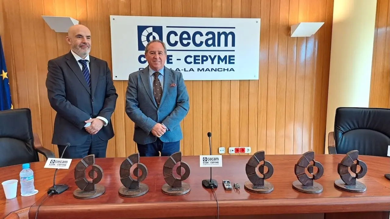 El presidente de Cecam, Ángel Nicolás (d), junto al secretario general, Mario Fernández, han presentado los XXII Premios Empresariales